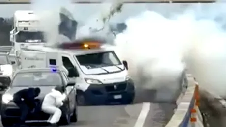 Trafic blocat pe o autostradă din Italia, după ce o dubă de valori a fost jefuită și aruncată în aer