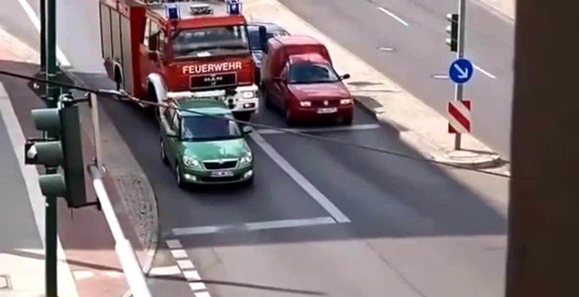 Când urlă sirenele ca de război în spatele tău şi tu ai nişte treabă