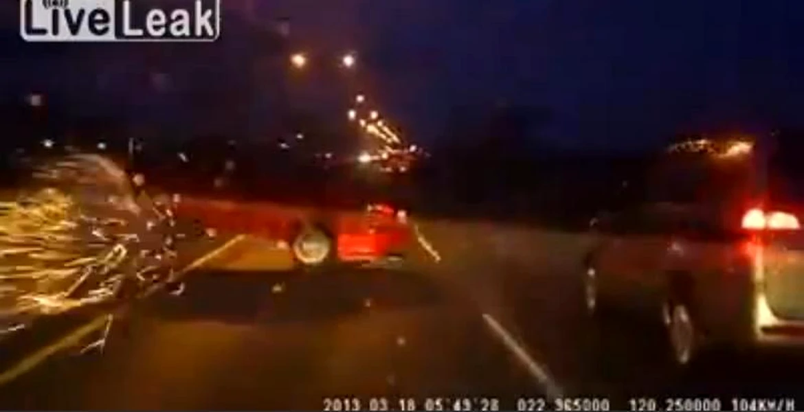 VIDEO: slalomul printre maşini pe autostradă se termină prost