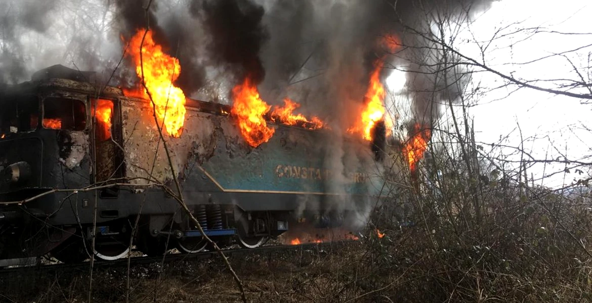 O locomotivă a luat foc în mers – FOTO