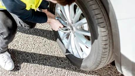 Anvelopele pot părea în regulă, dar ascund un risc major. Când trebuie schimbate, chiar dacă mai au profil bun