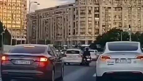 Video | Accident cu mașina de poliție care a depășit neregulamentar. Este vinovat motociclistul sau polițistul?