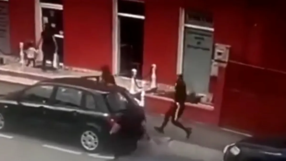 Dați jos din mașină cu forța de polițiști cu cagule. Ce făcuseră? VIDEO