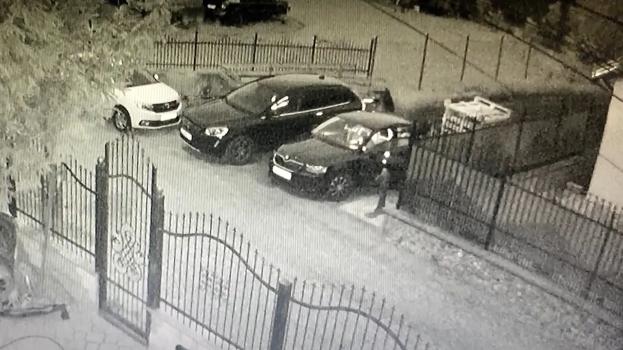 Doi hoți încearcă să fure un Volvo bacau 