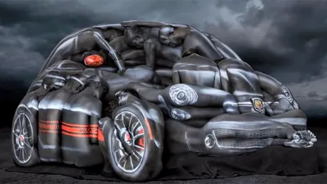 VIDEO: Fiat 500 Abarth format din trupuri de femei