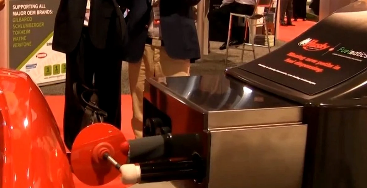 VIDEO: Robotul care face plinul la maşină