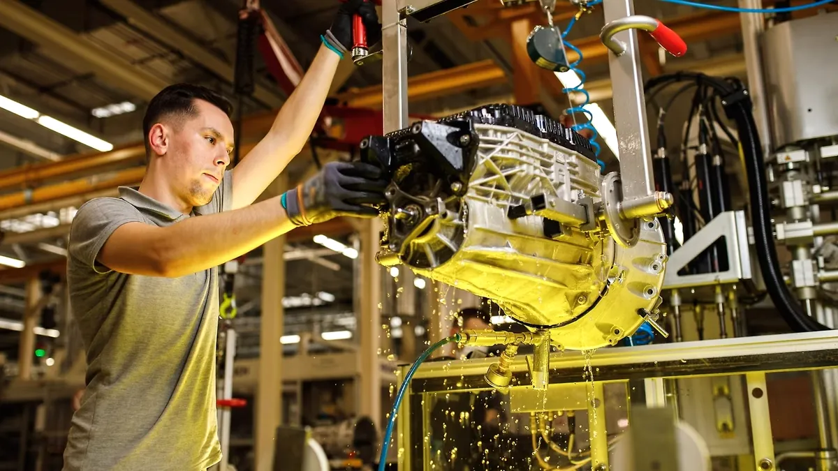 Mega-Investiție de peste 100 milioane euro: Mercedes-Benz lansează în România producția de motoare electrice pentru noul GLC