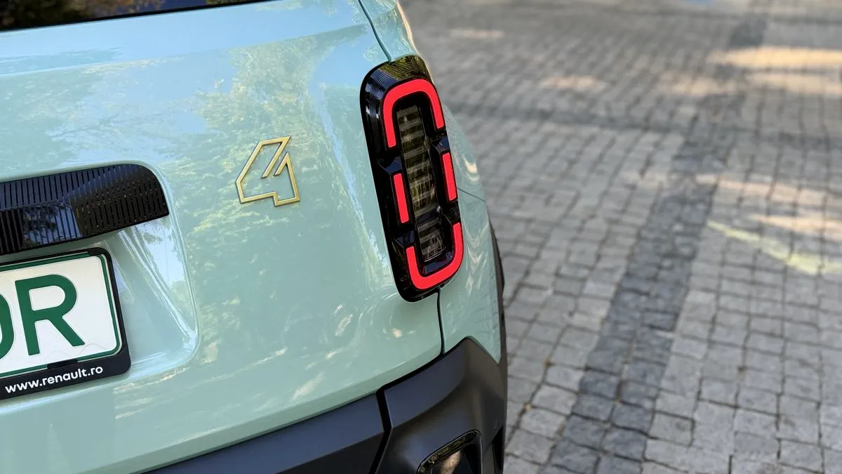 Cum se stinge un incendiu la o mașină electrică în mai puțin de 10 minute. Renault instruiește pompierii români