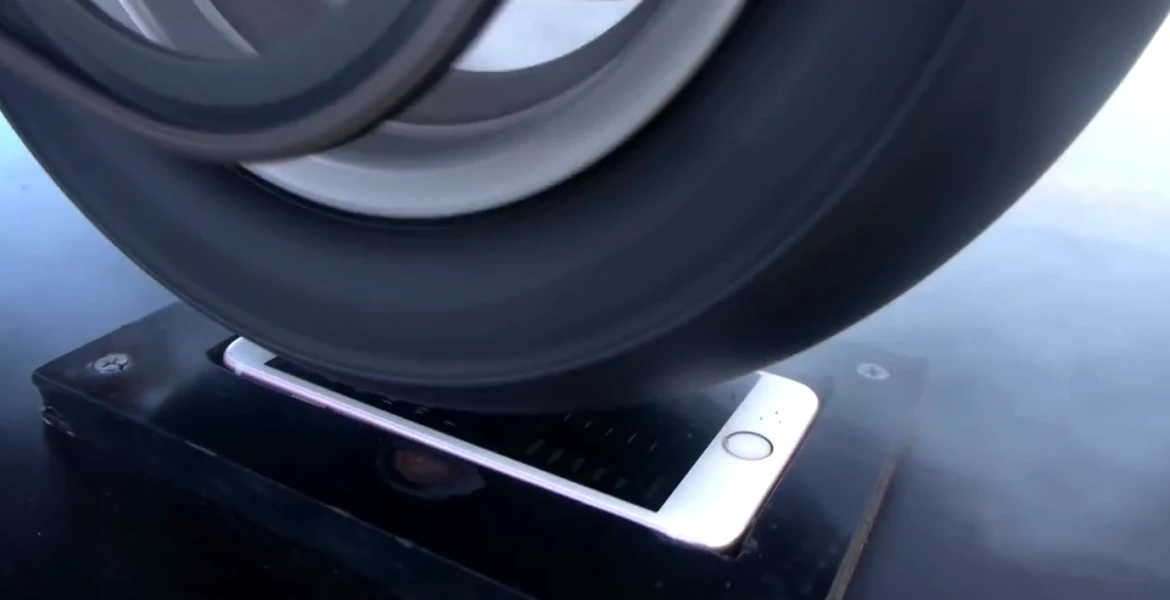 VIDEO. Burnout cu un Ducati 916 pe un iPhone 6S. Ce se întâmplă cu telefonul e uimitor