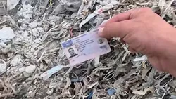 <span class='prepend'>Video |</span> Mii de permise de conducere românești au fost aruncate la gunoi în Republica Moldova. Documentele, aruncate printre deșeuri medicale și tuburi de perfuzii