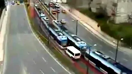 VIDEO: Depăşire de tramvai, finalizată cu accident