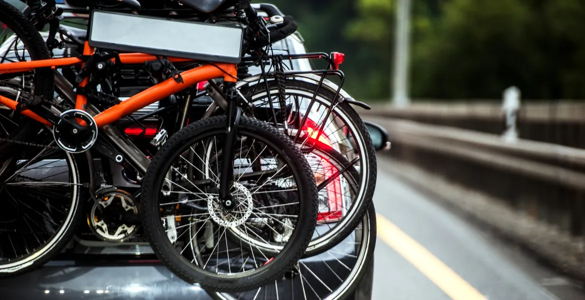 Este legal să transporți bicicleta pe mașină? Legea circulației impune mai multe limite