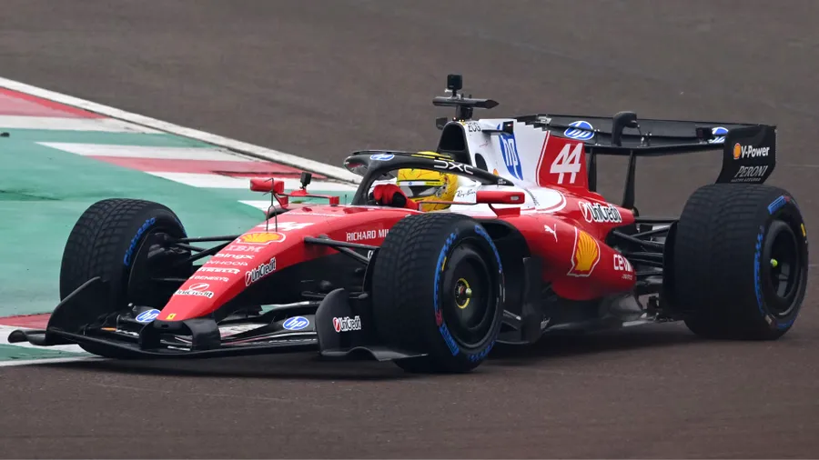 Lewis Hamilton, la volanul Ferrari SF-26