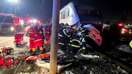 Primele imagini cu accidentul de tren din Chiajna. Mașina s-a răsturnat pe șinele de cale ferată înainte de a fi lovită | Video