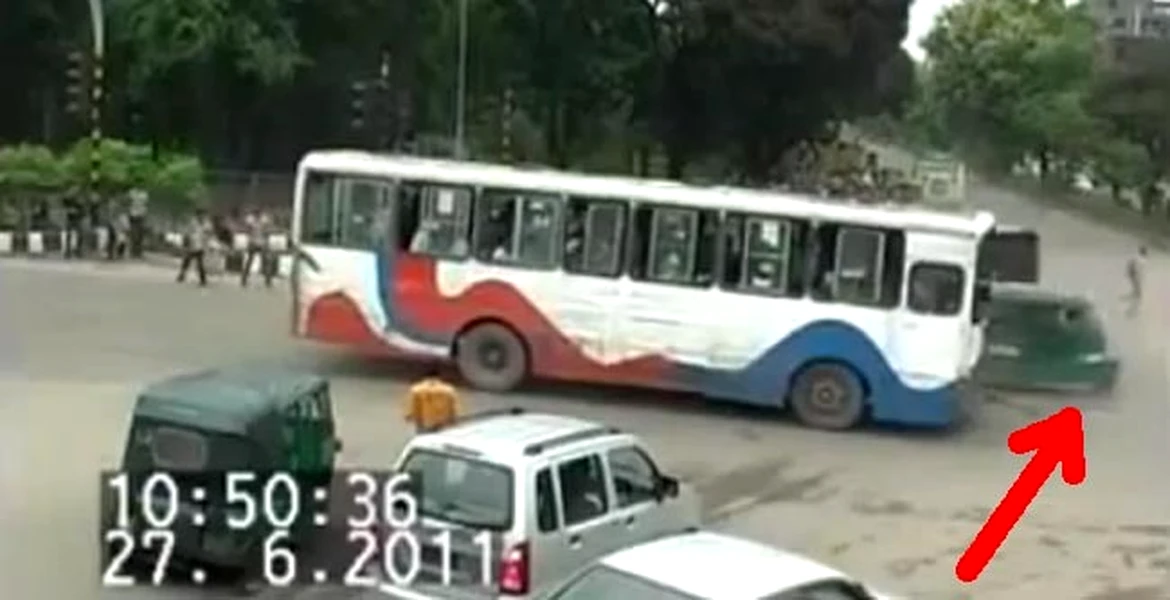 INCREDIBIL: cum a scăpat ricşa din accidentul cu autobuze?