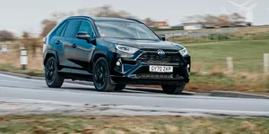 VIDEO – Frustrarea unui proprietar de Toyota. A cumpărat mașina de nouă, doi ani mai târziu o notificare neprevăzută îl înfurie