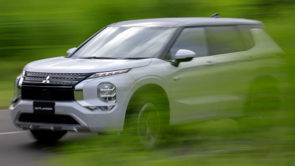 Mitsubishi a dezvăluit designul noului SUV Outlander PHEV