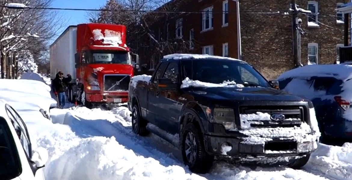 Un Ford F-150 îşi face datoria de american şi scoate un autotren din zăpadă. VIDEO
