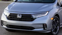 Acest model Honda a băgat 25 de oameni în spital după ce a confundat gropile cu accidente și a declanșat airbag-urile