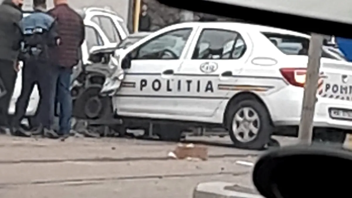 FOTO. Coliziune între un biciclist și o mașină de poliție în București