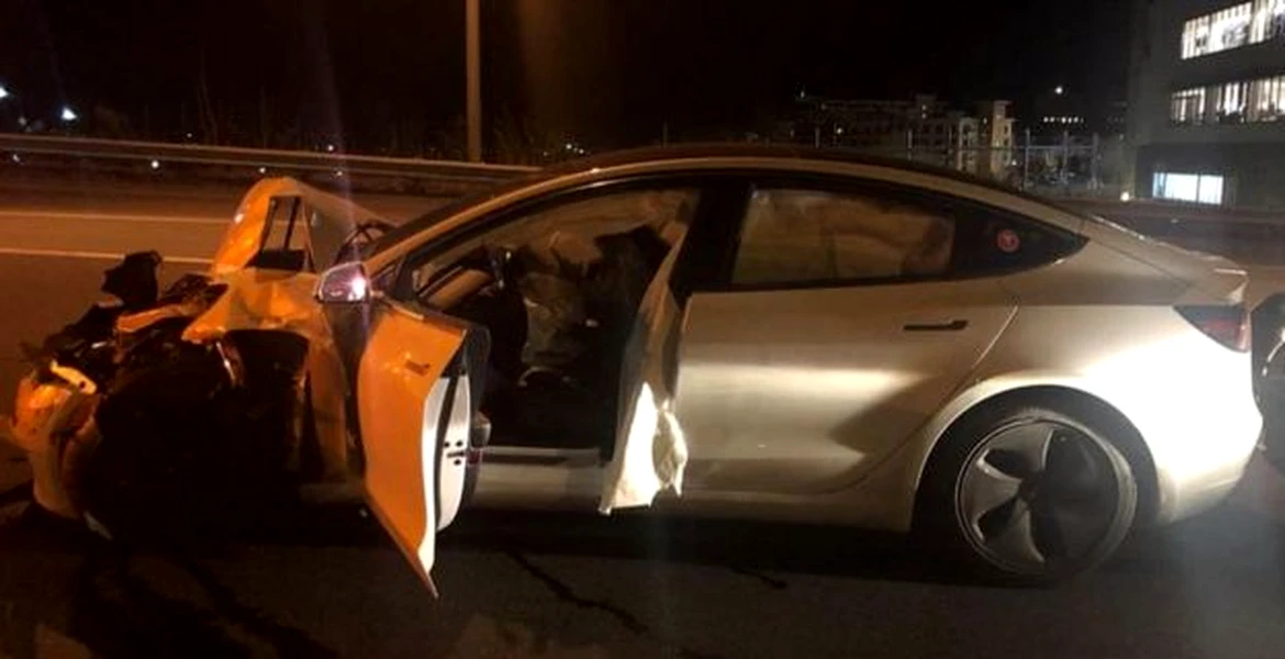 O Tesla a lovit o mașină de poliție în timp ce se afla în modul Autopilot – FOTO