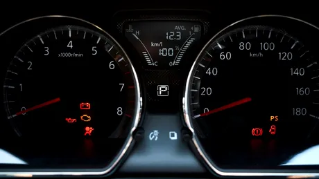 Presiune scăzută a uleiului de motor: Top 5 cauze și simptome