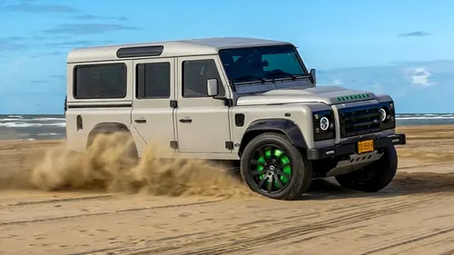 <span class='prepend'>Foto |</span> O companie din Amsterdam a creat un restomod Land Rover Defender electric, cu o autonomie mai mare decât o Tesla