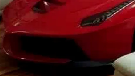 FOTO. Şofer care îşi iubeşte maşina. Unde credeţi că şi-a parcat Ferrari-ul?