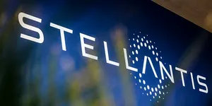 Stellantis face încă un pas înapoi de la vehiculele electrice. Grupul renunță la fabricile gigant din Italia și Germania