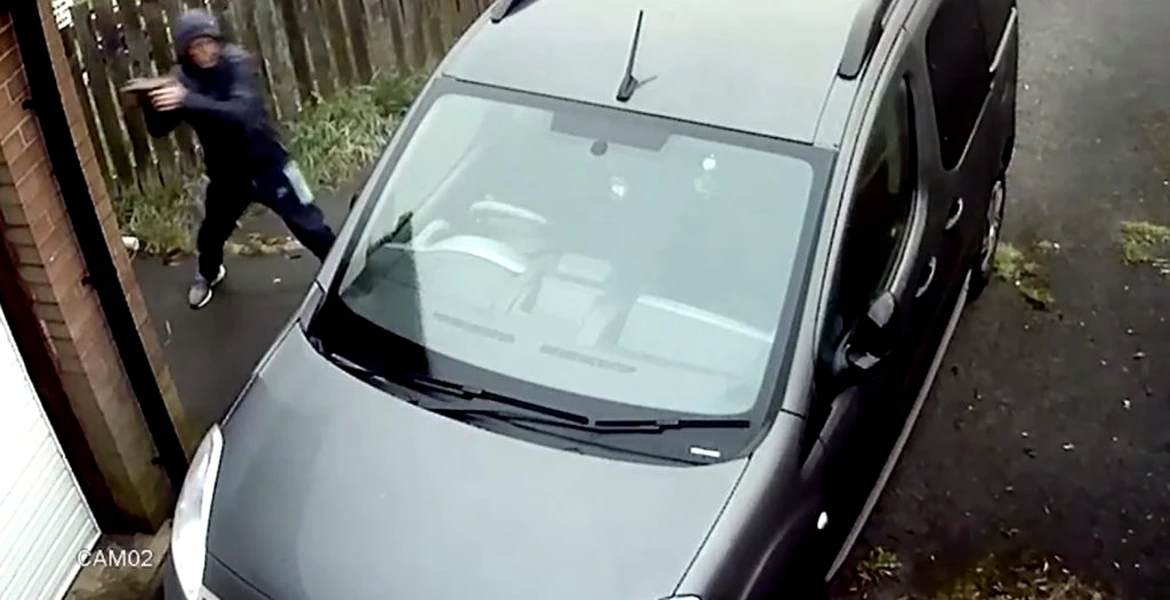 Instant karma: Un bărbat este lovit peste faţă de cărămida cu care voia să spargă geamul unei maşini – VIDEO