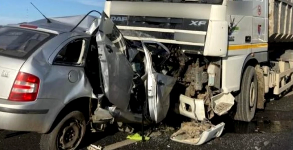 Un șofer a intrat frontal într-un TIR pe şoseaua de centură a Sucevei. Făcuse infarct la volan – FOTO