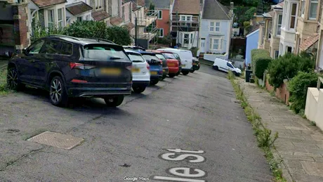 Strada e atât de abruptă încât localnicii poartă crampoane iar șoferii parchează mașinile de-a latul și speră să țină frânele