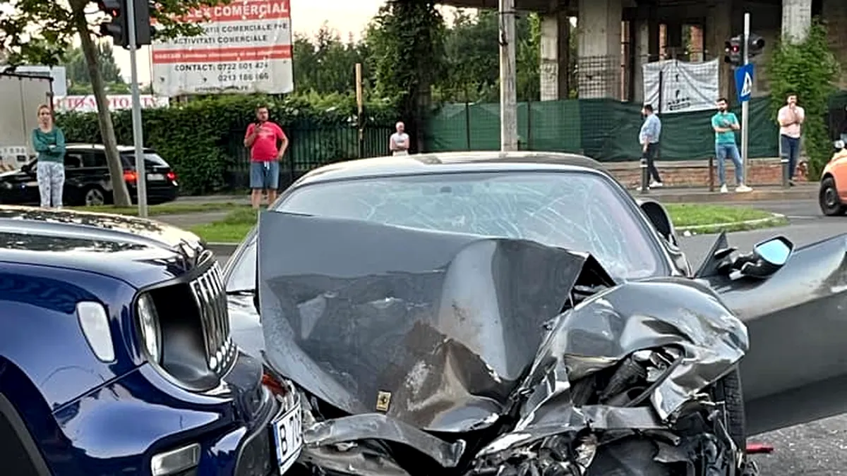 Un Ferrari a fost implicat într-un carambol în București. Cine a scos victimele din mașinile avariate?