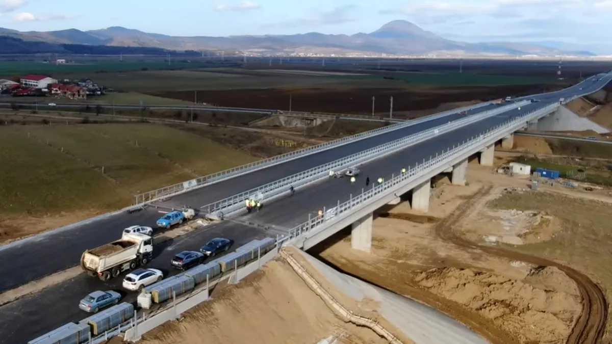 Teste dinamice la pasajul de pe autostrada Comarnic-Brasov. Camioane încărcate cu 40 de tone puse să circule cu 90 de km/h - VIDEO