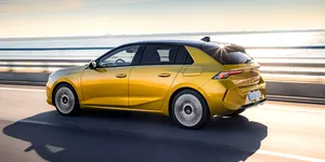 Opel Astra primește o nouă motorizare hibridă. Cât costă rivalul lui VW Golf?