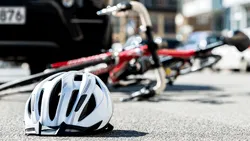 VIDEO | Viraj la dreapta, prin fața unui biciclist grăbit. Cine e vinovat dacă se produce un accident?