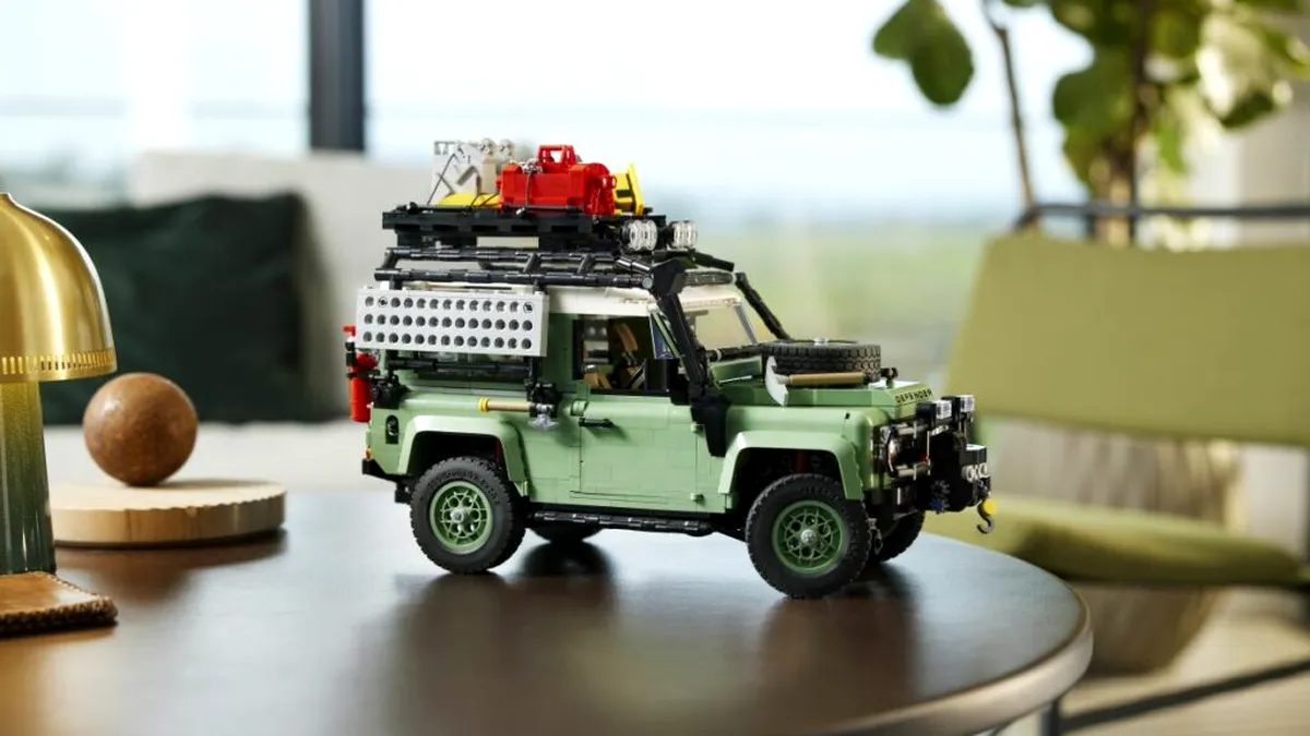 Un nou set LEGO pentru pasionați:  Land Rover Defender 90 este disponibil din aprilie