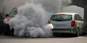 România se transformă într-un cimitir auto. Pe șosele circulă 3,4 milioane de mașini mai vechi de 20 de ani