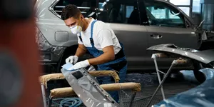 De ce merită să apelezi la servicii de tinichigerie și vopsitorie într-un service autorizat: bonus voucher 5% în rețeaua Țiriac Auto