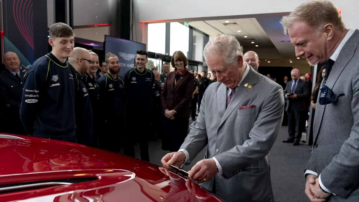Prințul Charles a vizitat uzina Aston Martin. Mașina cu care a venit i-a lăsat mască pe angajați