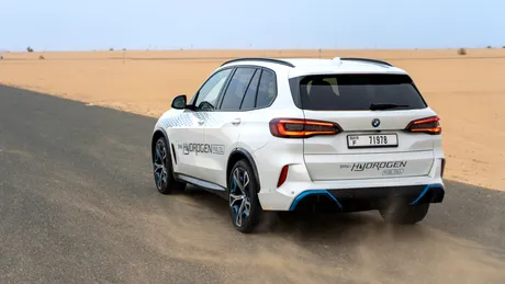 BMW testează SUV-ul iX5, alimentat cu hidrogen, în deșert