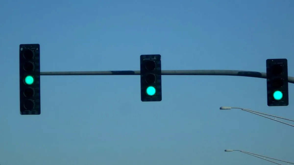 2024: Amendă pentru cei care nu respectă semaforul verde intermitent. Regula pe care puțini șoferi o știu