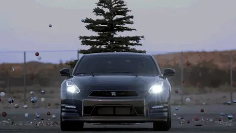 Cum să despodobeşti bradul de Crăciun cu un Nissan GT-R. VIDEO