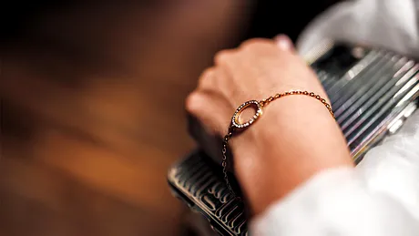 Nu doar meseria, ci și eleganța este brățară de aur (P)