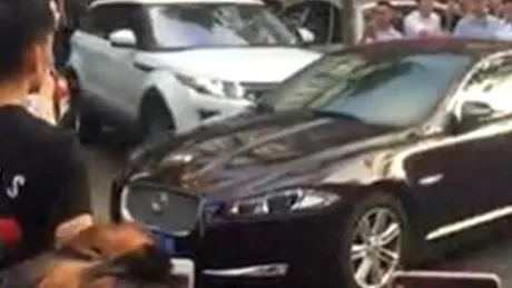 O chinezoaică nervoasă face praf un Jaguar XF pentru un motiv banal | FOTO-VIDEO