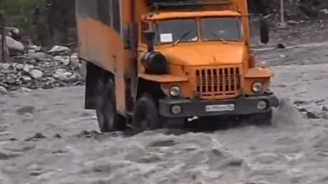 Camioanele ruseşti nu au nevoie de poduri - VIDEO