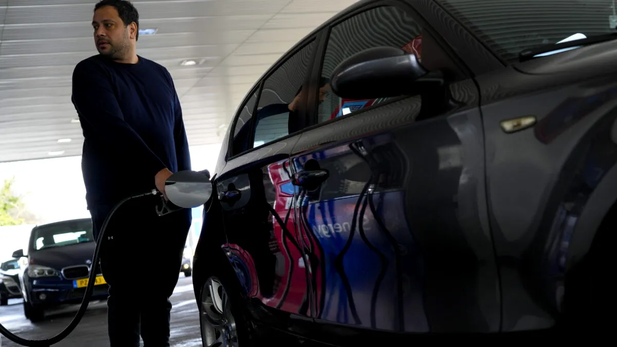 După o lună de război, în Iran benzina a rămas la 12 bani/litru. În România a depășit 9,3 lei