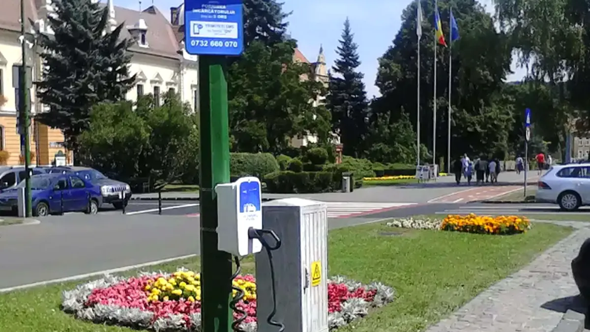 Vehiculele electrice, încărcate gratuit cu „priza la stâlp”. Proiect lansat într-un mare oraș din România