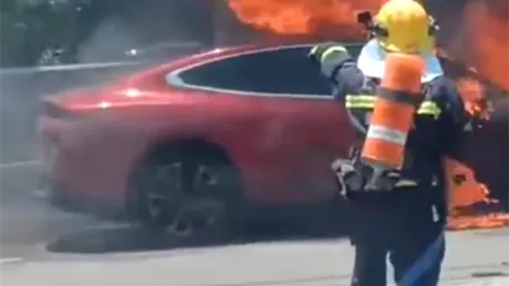 O mașină electrică a luat foc pe o autostradă din China după ce a lovit un obiect necunoscut