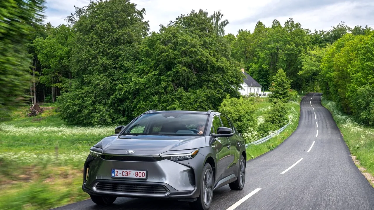 cele-mai-dezamăgitoare-mașini-din-2022-Toyota-bZ4X_EU-Version-2023-1280-2c 